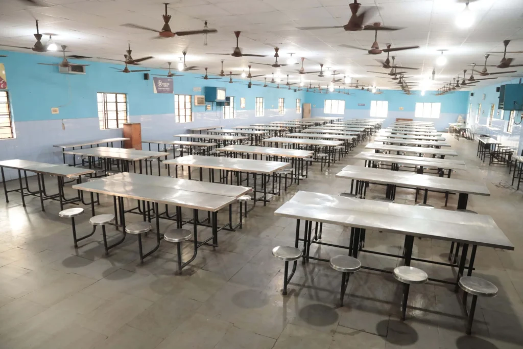 does ams veltech have a hostel facility