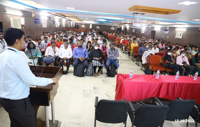 Which companies visit Veltech for campus placements